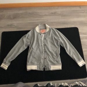 men’s grey sweater
